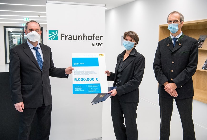 Staatsminister Aiwanger überreicht Zuwendungsbescheid zur Förderung von künstlicher Intelligenz am Fraunhofer AISEC